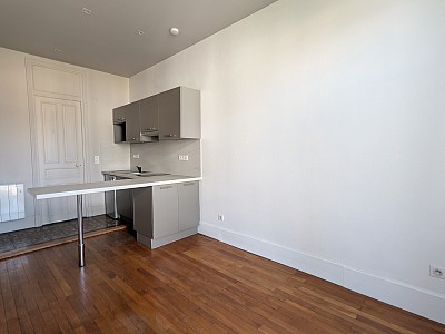 STUDIO A LOUER - CHAMBERY - 23.88 m2 - 458 € charges comprises par mois