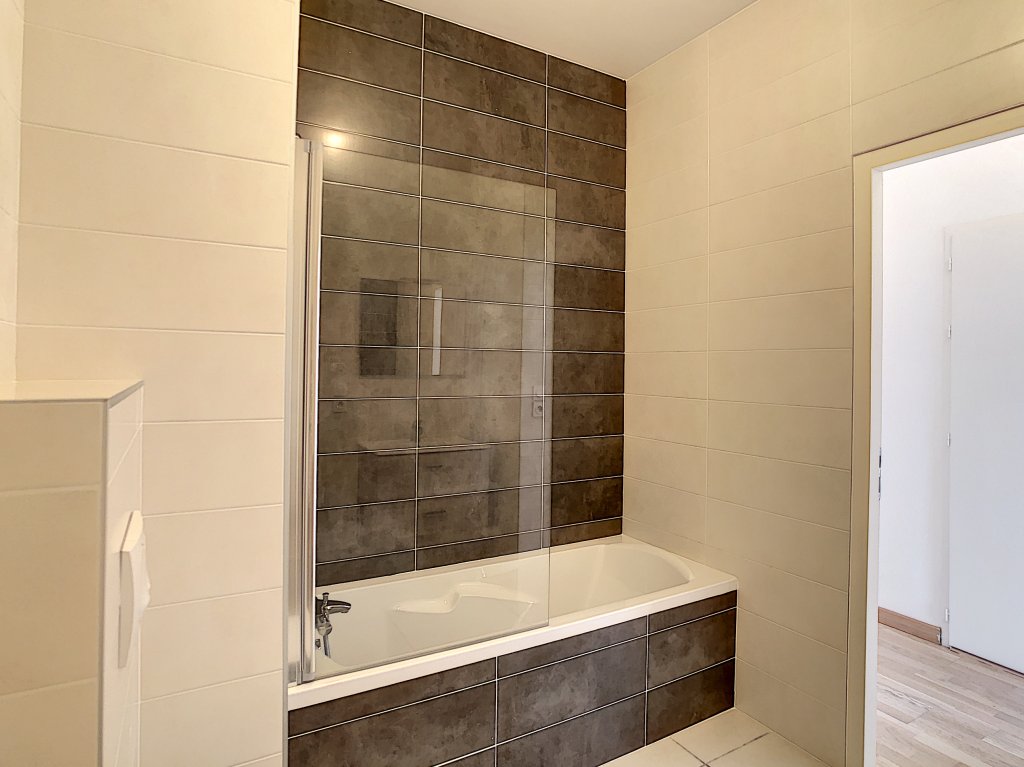 APPARTEMENT T2 A LOUER - CHAMBERY - 48.15 m2 - 899,09 &euro; charges comprises par mois