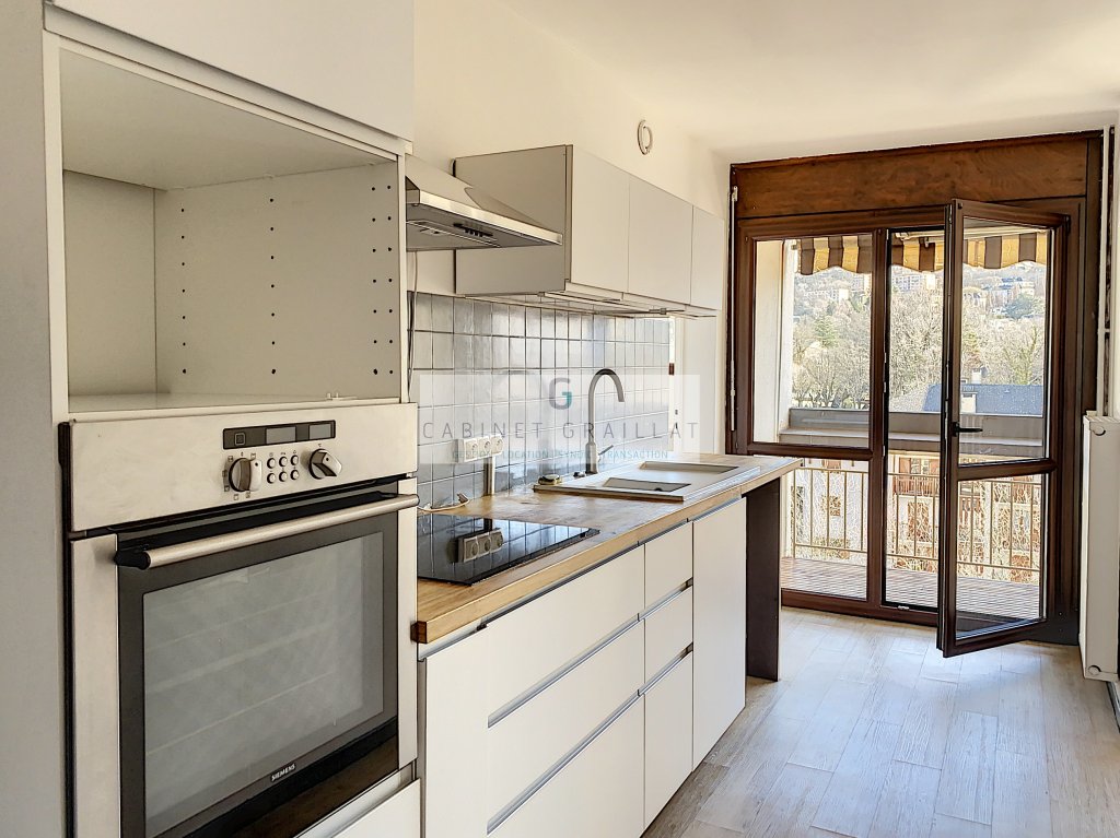 APPARTEMENT T3 A LOUER - CHAMBERY - 66.29 m2 - 935,28 &euro; charges comprises par mois