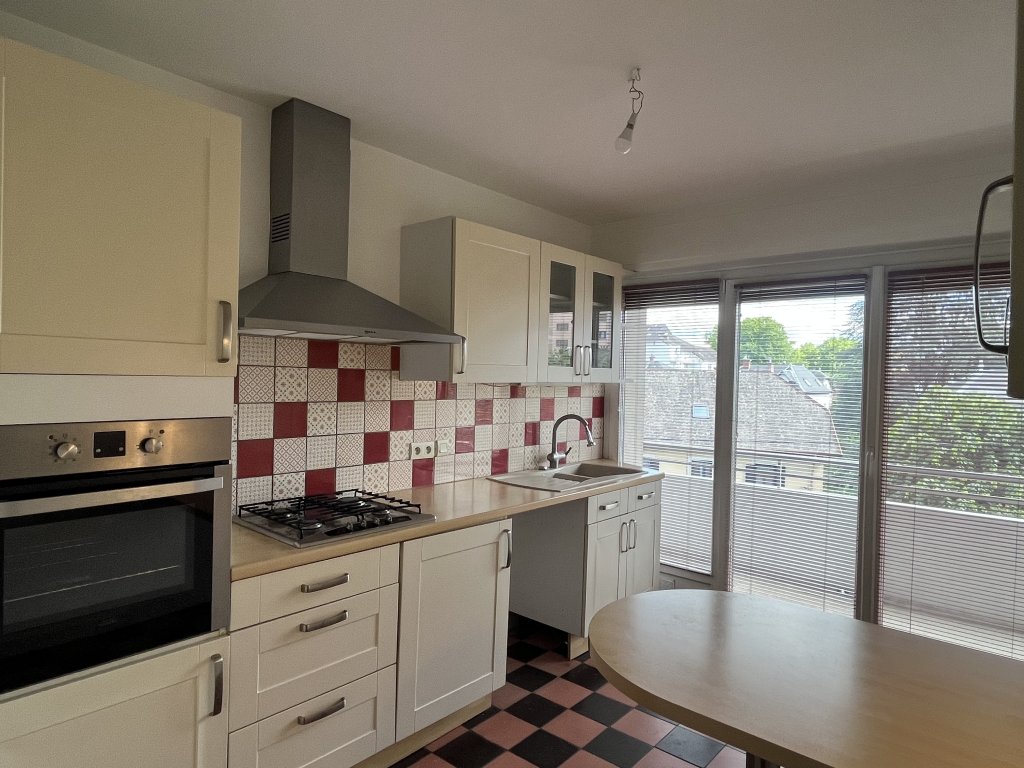 APPARTEMENT T4 A LOUER - CHAMBERY - 107.32 m2 - 1 375,07 &euro; charges comprises par mois