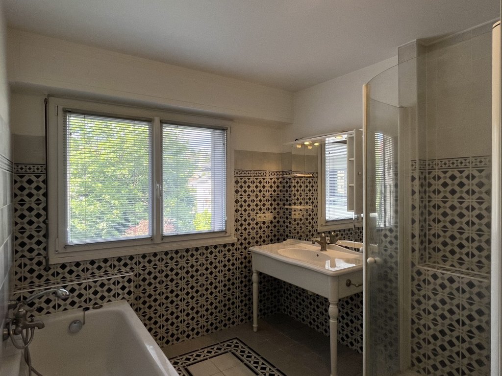 APPARTEMENT T4 A LOUER - CHAMBERY - 107.32 m2 - 1 375,07 &euro; charges comprises par mois
