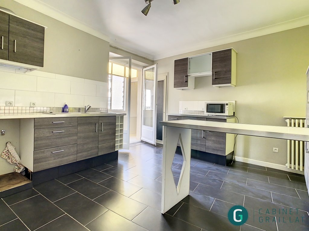 APPARTEMENT T5 A LOUER - CHAMBERY - 128.68 m2 - 1 455 &euro; charges comprises par mois