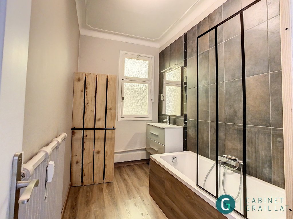 APPARTEMENT T5 A LOUER - CHAMBERY - 128.68 m2 - 1 455 &euro; charges comprises par mois